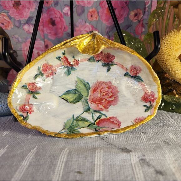 DECOUPAGE
CLAM SHELL DECOUPAGE PINK ROSES ON A CLAM SHELL TRINKET DISH - Picture 1 of 10